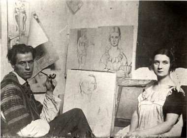 Mousse pose dans l'atelier de Bissière, vers 1920