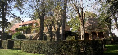 Vue du jardin coté sud, maison et oratoire